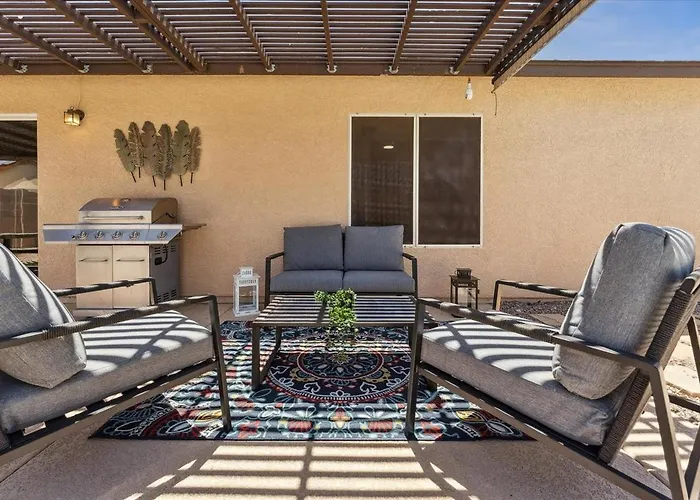 Peaceful Desert Oasis With Salt Pool, Hot Tub And Baja Deck Holiday home Magma